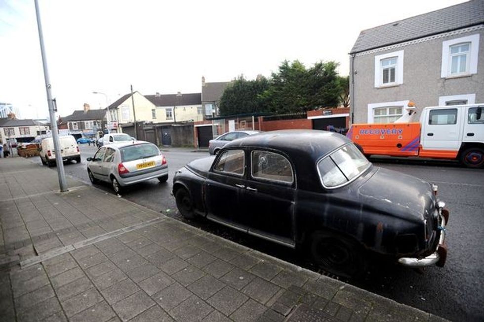 vetura-e-parkuar-per-mbi-dhjete-vjet-eshte-bere-atraksion-i-qytetit-foto-10