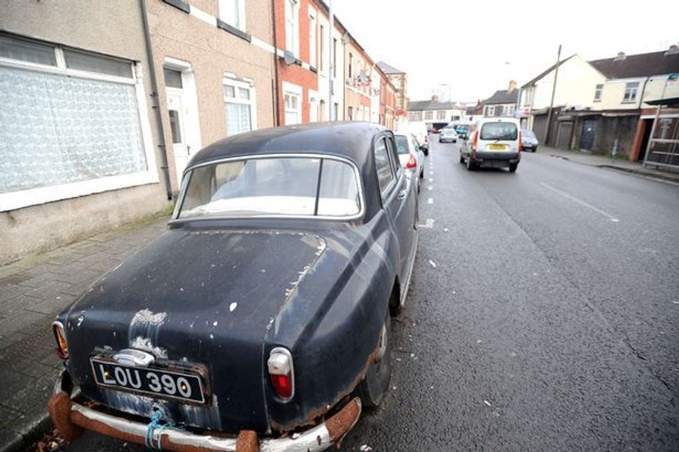 vetura-e-parkuar-per-mbi-dhjete-vjet-eshte-bere-atraksion-i-qytetit-foto-5