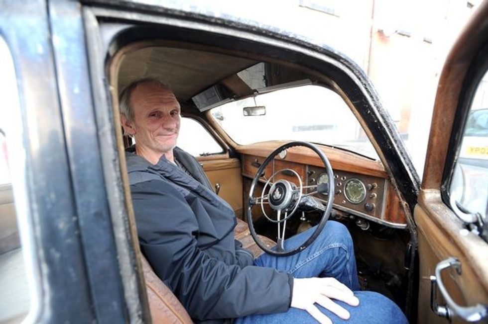 vetura-e-parkuar-per-mbi-dhjete-vjet-eshte-bere-atraksion-i-qytetit-foto-6