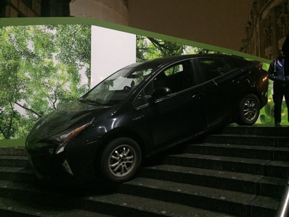 Vetura mbeti shkallëve në mënyrë misterioze foto 2