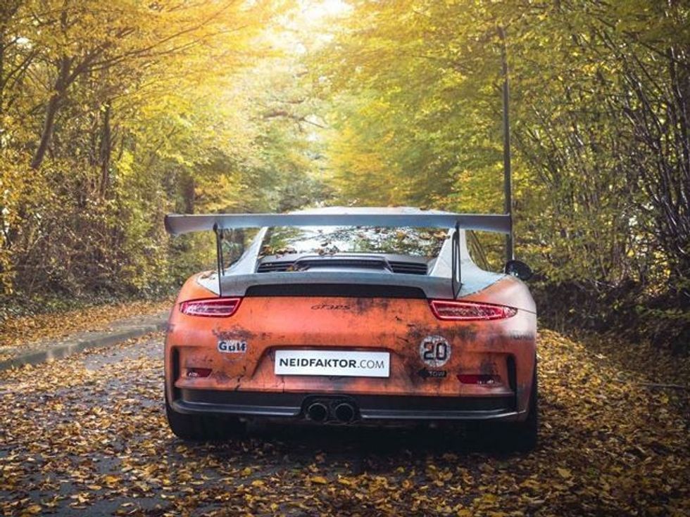 Vetura që kushton rreth 100 mijë euro lyhet qe te duket sikur eshte e ndryshkur foto 2