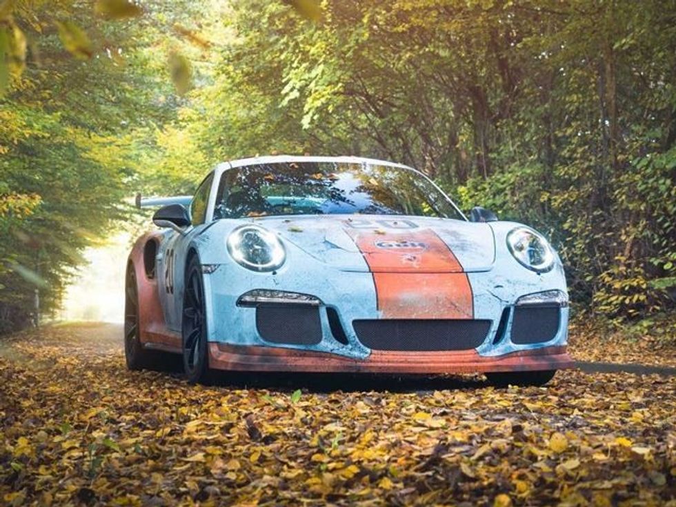 Vetura që kushton rreth 100 mijë euro lyhet qe te duket sikur eshte e ndryshkur foto 3