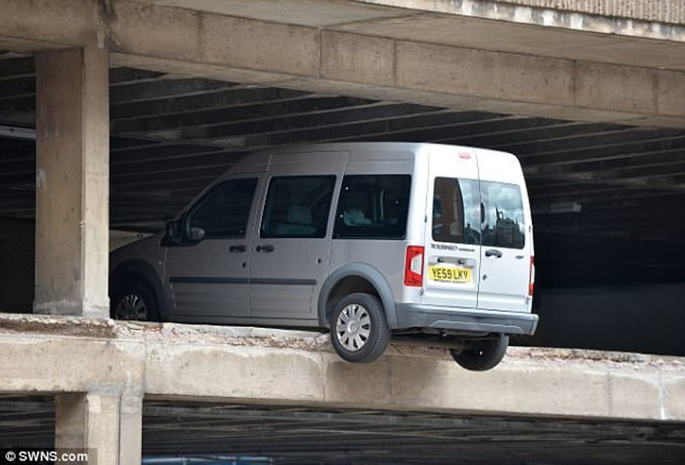 Veturat mbesin në mes të kateve shkaku i shembjes se nderteses per parkingje foto 2