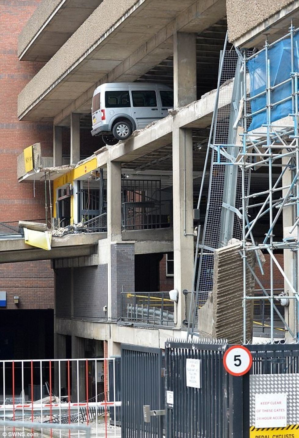 Veturat mbesin në mes të kateve shkaku i shembjes se nderteses per parkingje foto 4