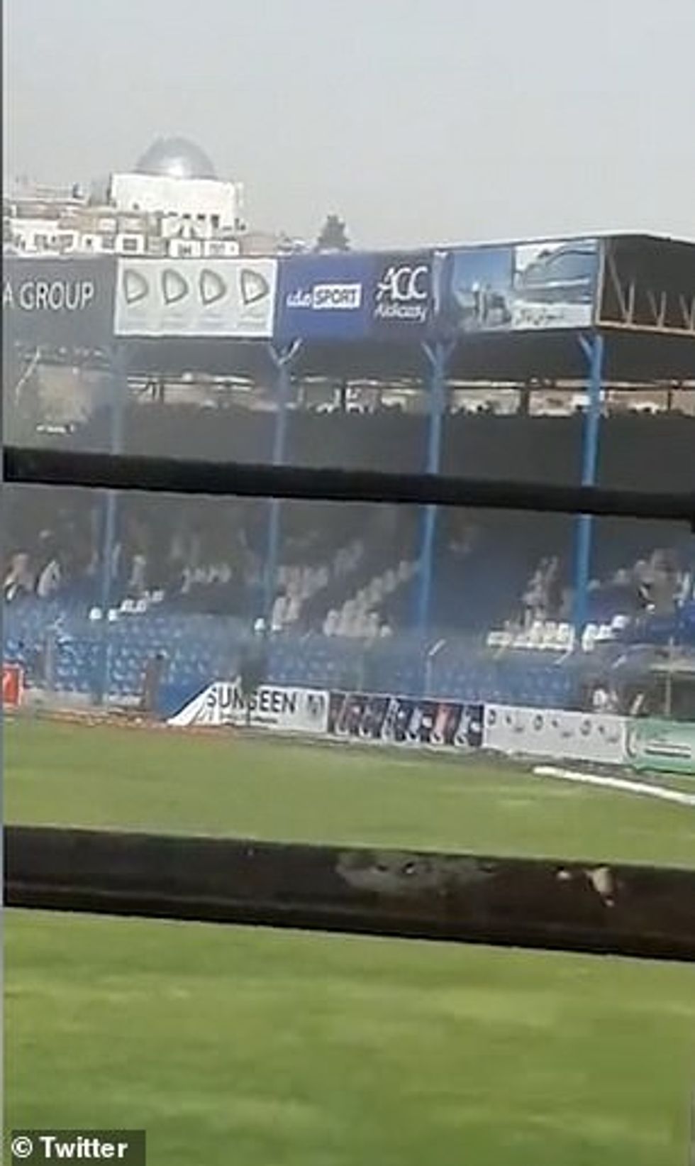 Videoja e tifozëve tregon tymin që ngrihet mbi një cep të stadiumit ndërsa tifozët ikin në zonat përreth
