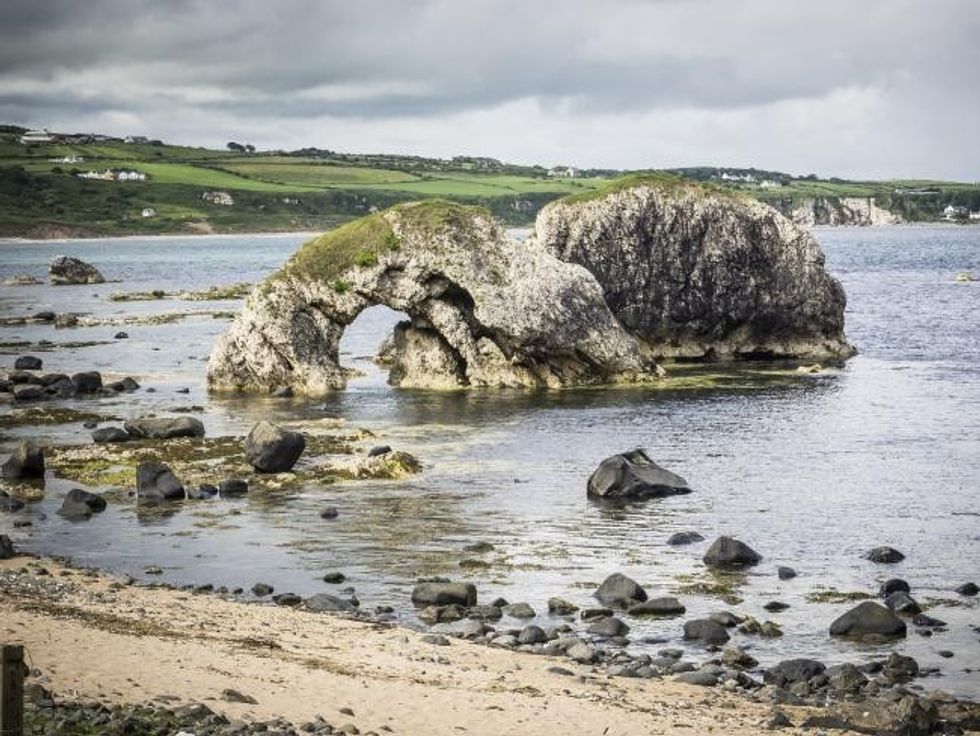 Vija bregdetare afër fshatit të Ballintoy, Irlandë Veriore