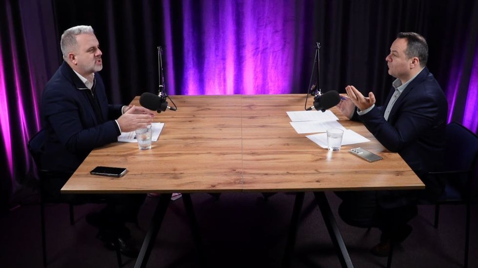 Visar Azemi nga LDK nu00eb "Pu00ebrballje Podcast" me kryredaktorin e Telegrafit, Muhamet Hajrullahu.