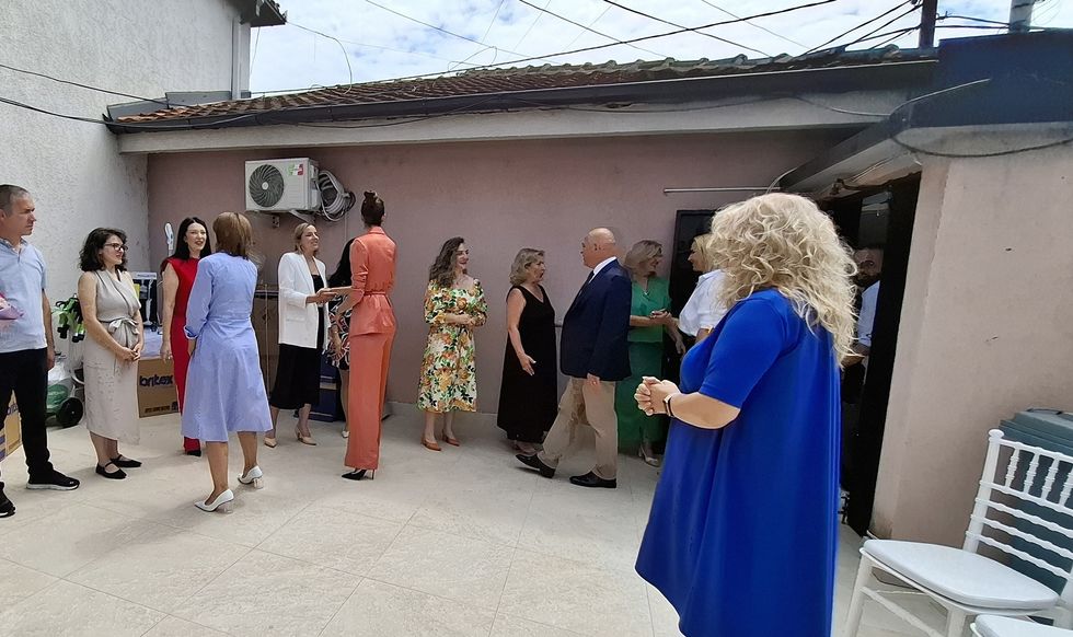 Vizita e ish Presidentes Jahjaga dhe Modeles Emina Cunmulaj ne shoqaten Medica Gjakova 4