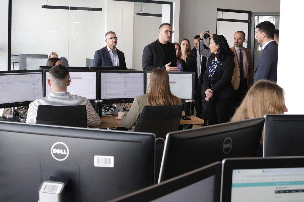 vizita e Vjosa Osmanit ne kompanin Numarics foto Ridvan Slivova 18 scaled