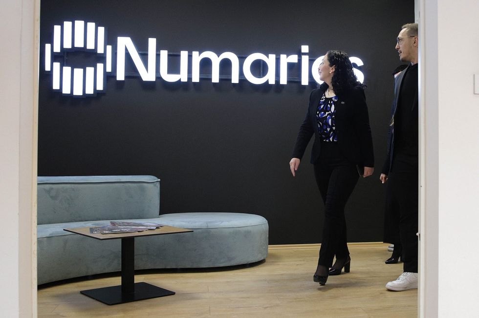 vizita e Vjosa Osmanit ne kompanin Numarics foto Ridvan Slivova 7 scaled