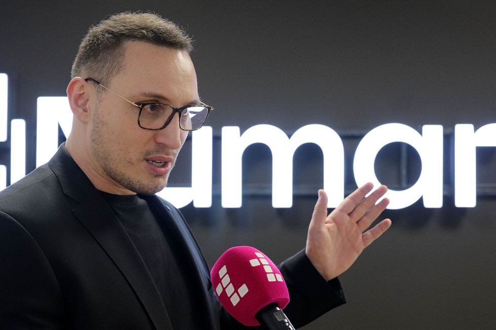 vizita e Vjosa Osmanit ne kompanin Numarics Kristian Kabashi foto Ridvan Slivova 54 scaled