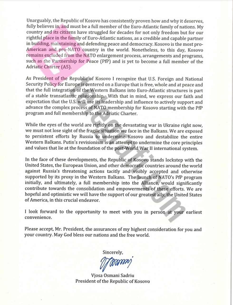 Vjosa Osmani leter Joe Bidenit 2