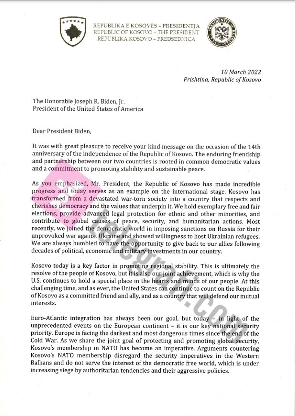 Vjosa Osmani leter Joe Bidenit