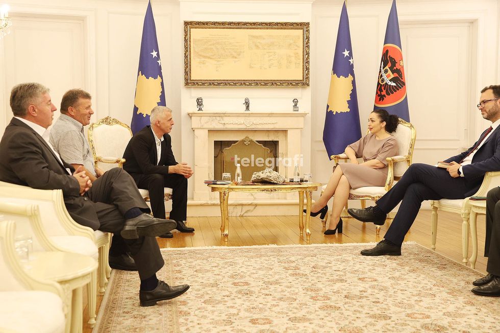 Vjosa Osmani takohet me perfaqesuesit e OVL te UCK se foto Ridvan Slivova 4