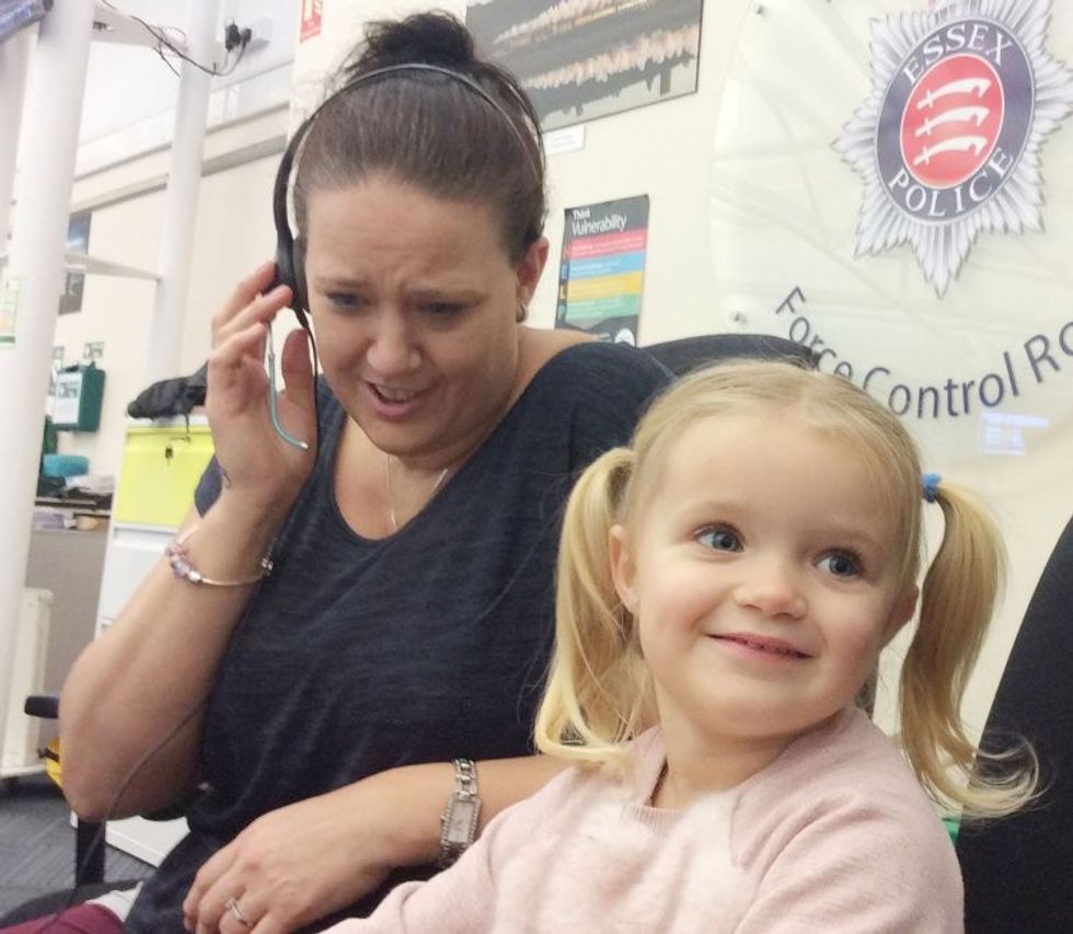 Vogëlushja me nënën e saj, pas pranimit të dekoratës