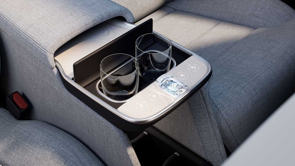 volvo ex90 excellence becherhalter in der mittelkonsole