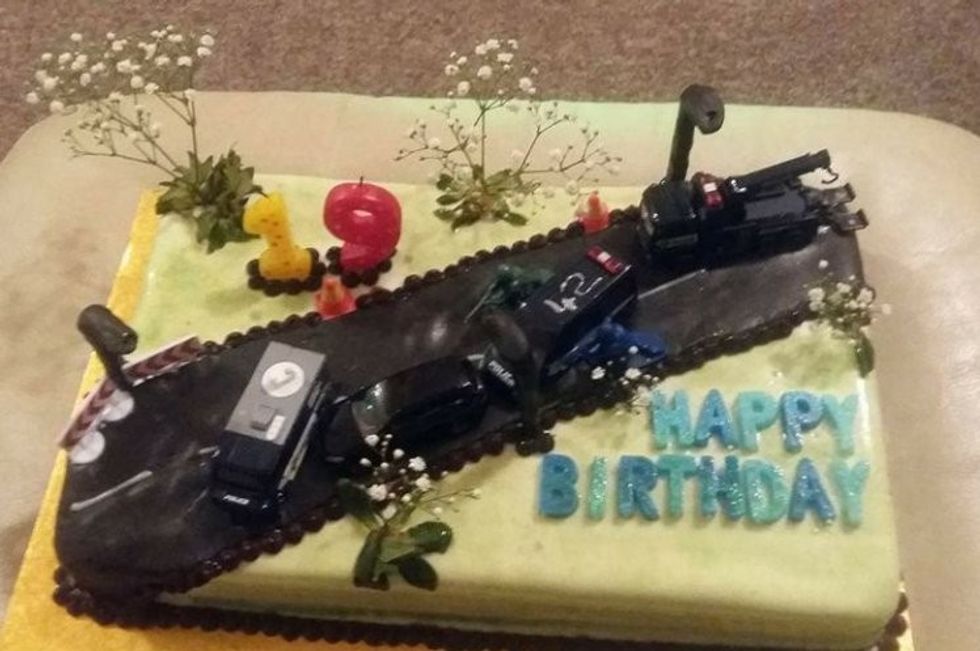 Vozitësi i pakujdesshëm feston ditelindjen me nje torte te çuditshme foto 2