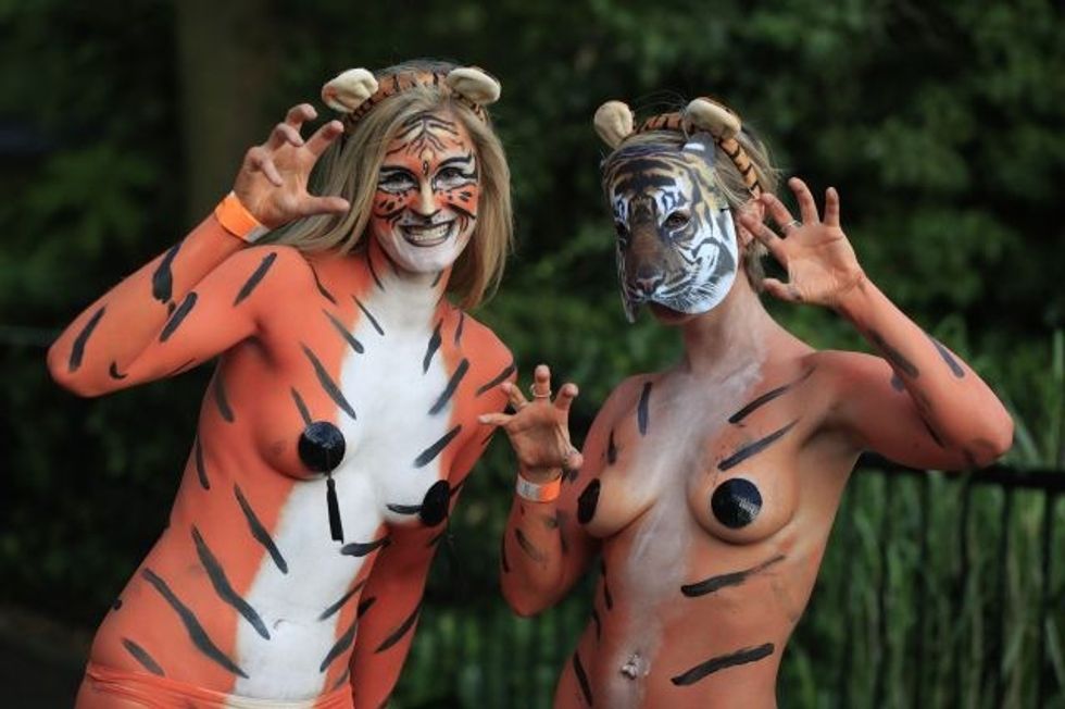 Vrapuan të zhveshur nëpër kopsht zoologjik per nje arsye te veçante foto 2