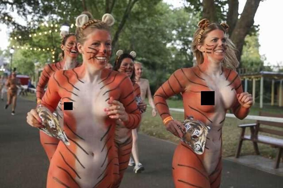 Vrapuan të zhveshur nëpër kopsht zoologjik per nje arsye te veçante foto 4