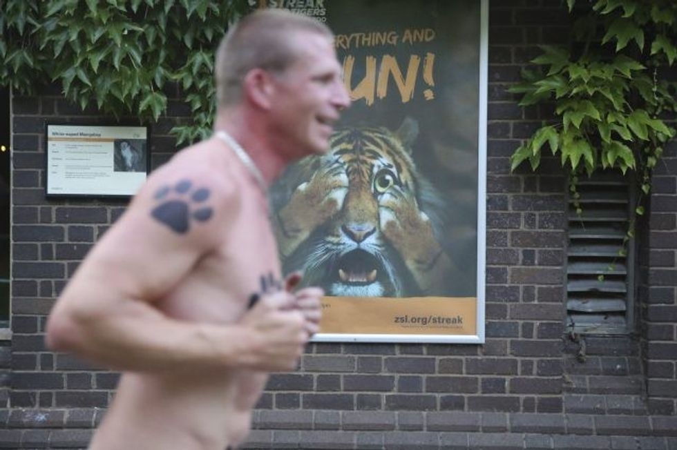 Vrapuan të zhveshur nëpër kopsht zoologjik per nje arsye te veçante foto 5