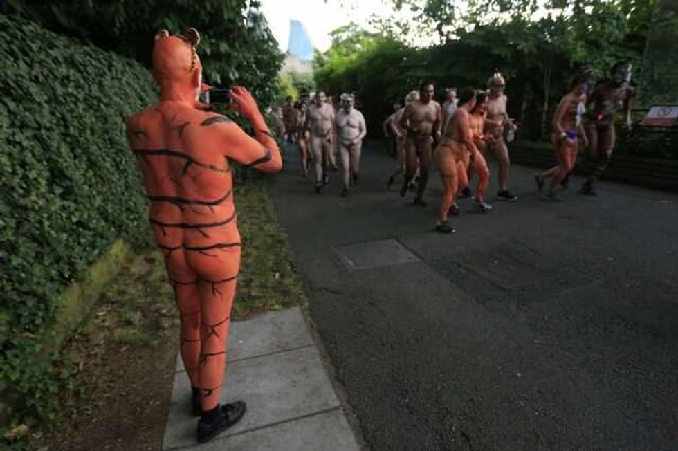 Vrapuan të zhveshur nëpër kopsht zoologjik per nje arsye te veçante foto 7