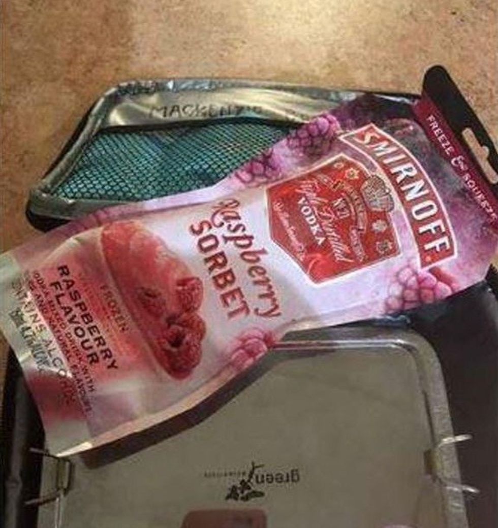 Vuri pa dashje në çantën e së bijës edhe diçka të papërshtatshme foto 2 1