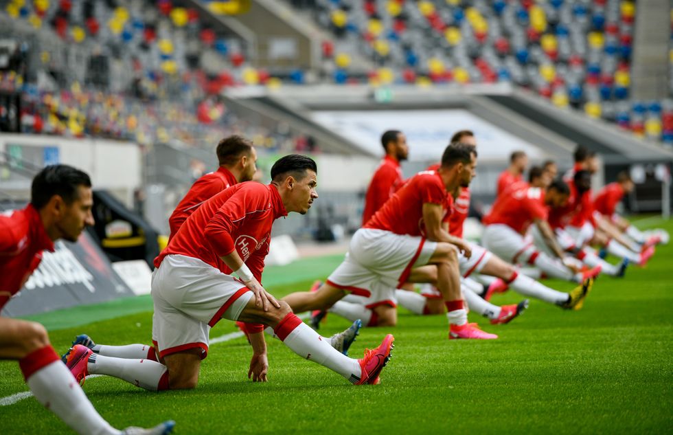 Warm up, respecting social distance (REUTERS)