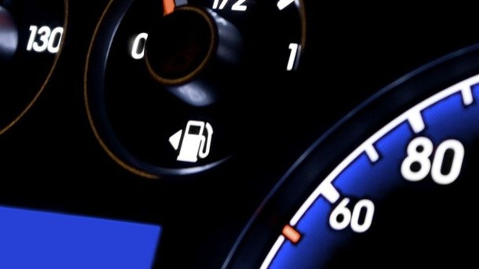 was will uns dieses kleine dreieck neben der zapfsaeule bloss sagen 1