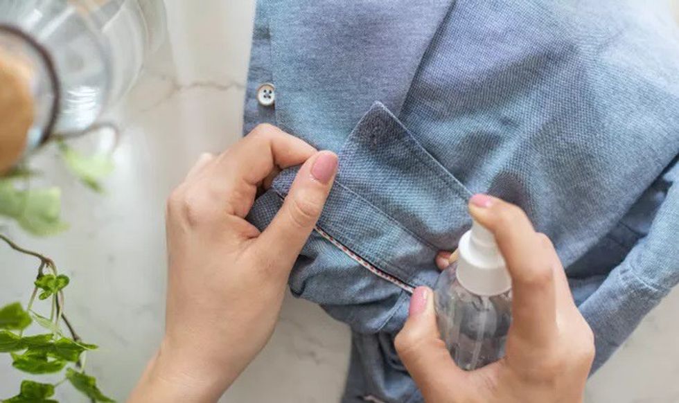 ways use vinegar when doing laundry 4858351 17 e52b1205f9e74a18a5aae516a03ccbcf