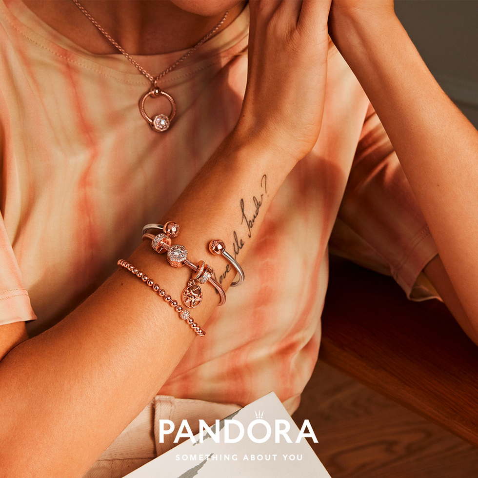 WEB Q1 2020 Mar SoMe Model Image Rose Metal Base 02 RGB Logo Square