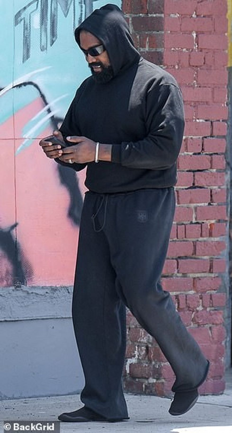 West - i cili njihet edhe si Ye - u bashkua me gruan e tij për takimin e drekës dhe zgjodhi një ansambël tërësisht të zi që përbëhej nga një kapuç i zi dhe pantallona sportive komode.