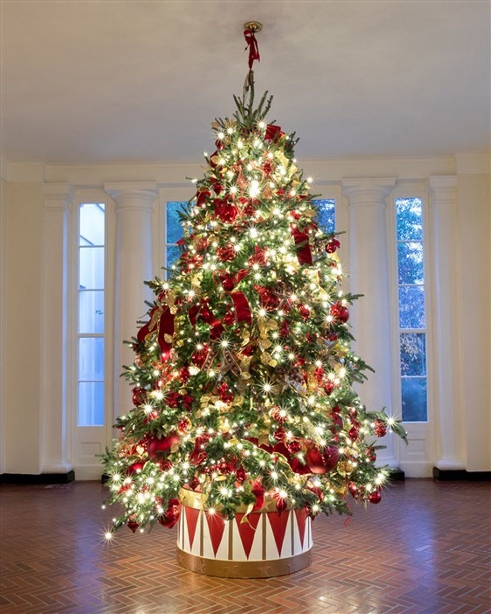 white house christmas decor todayy inline 191202 caaccf98fca10139b82834c1aec15324.fit 560w
