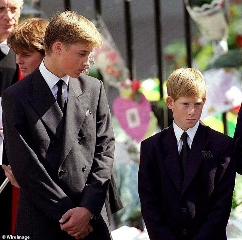 William dhe Harry qëndrojnë jashtë Westminster Abbey në funeralin e Princeshës Diana. Edhe pse vëllezërit dikur ishin të afërt, besohet se ata nuk kanë folur për gati dy vjet
