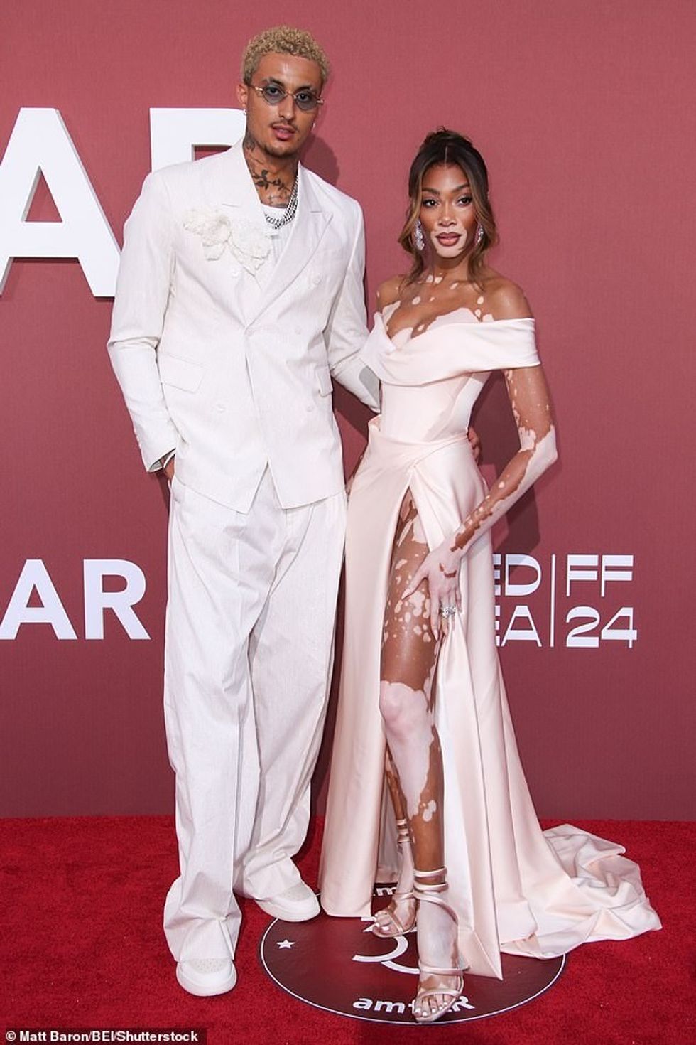 Winnie Harlow preu një figurë magjepsëse të enjten ndërsa ajo dhe i dashuri i saj Kyle Kuzma morën pjesë në gala vjetore amfAR Cinema Against AIDS gjatë Festivalit të 77-të të Filmit në Kanë.