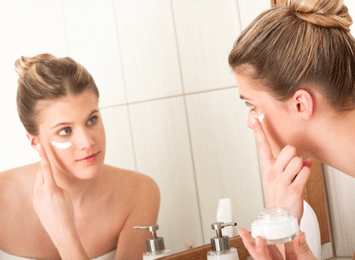 woman applying sunscreen at(1)