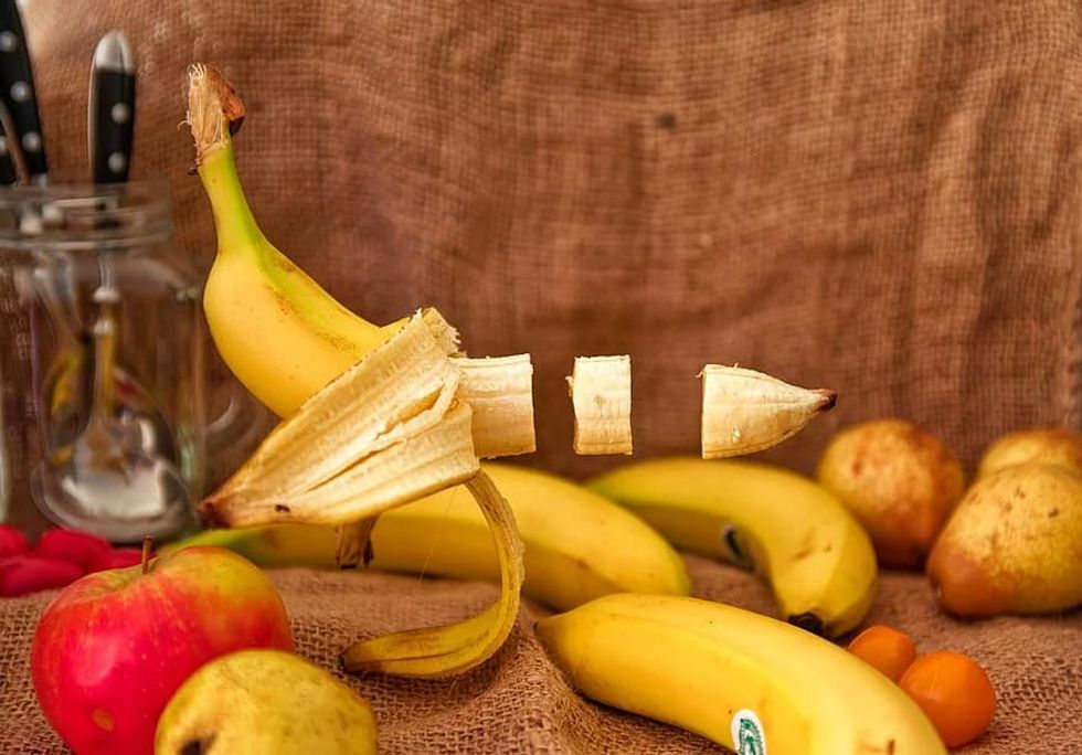 woman buying fruits grocery store 559533