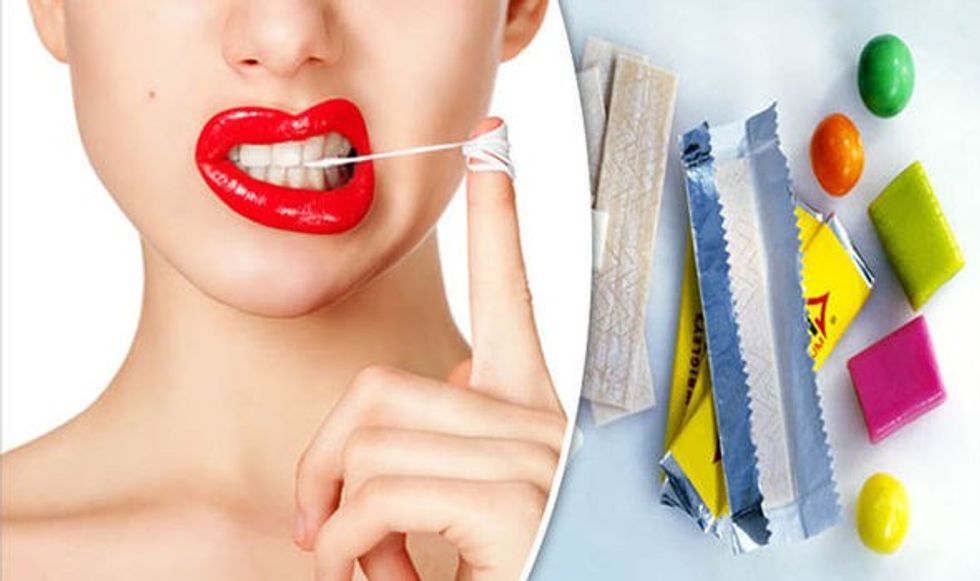 woman chewing gum 747635 1496295622