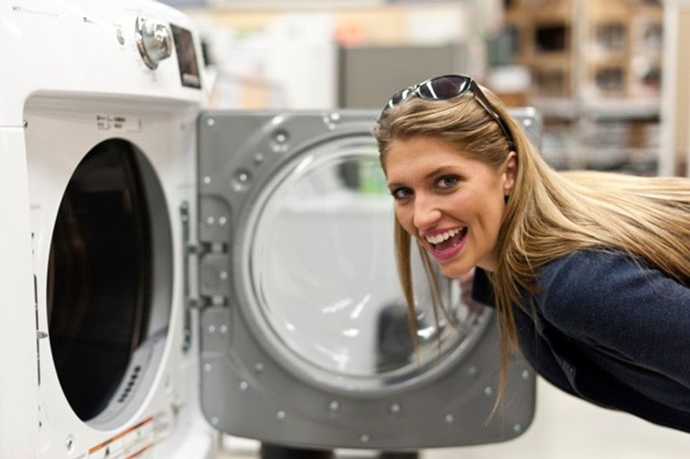 woman-shopping-for-washing-machine_eeanuc