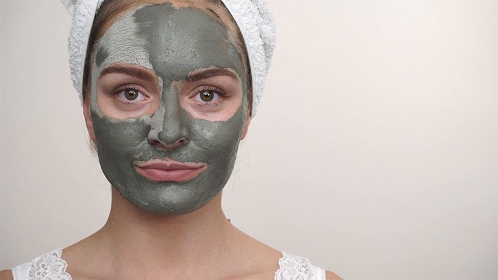 woman with green clay mud mask on face 4k rtgul6cx F0000