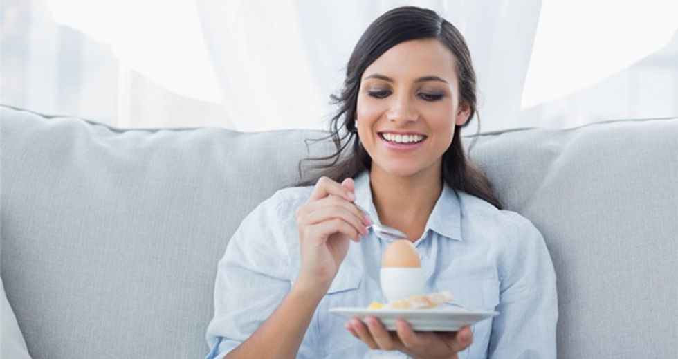 women-eating-egg