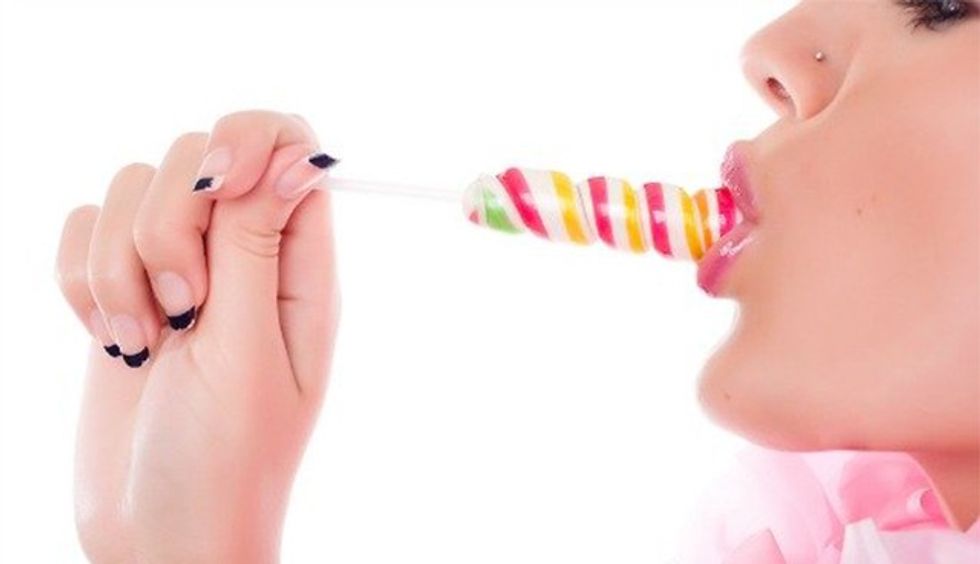 x500px_woman_licking_loliipop.jpg.pagespeed.ic