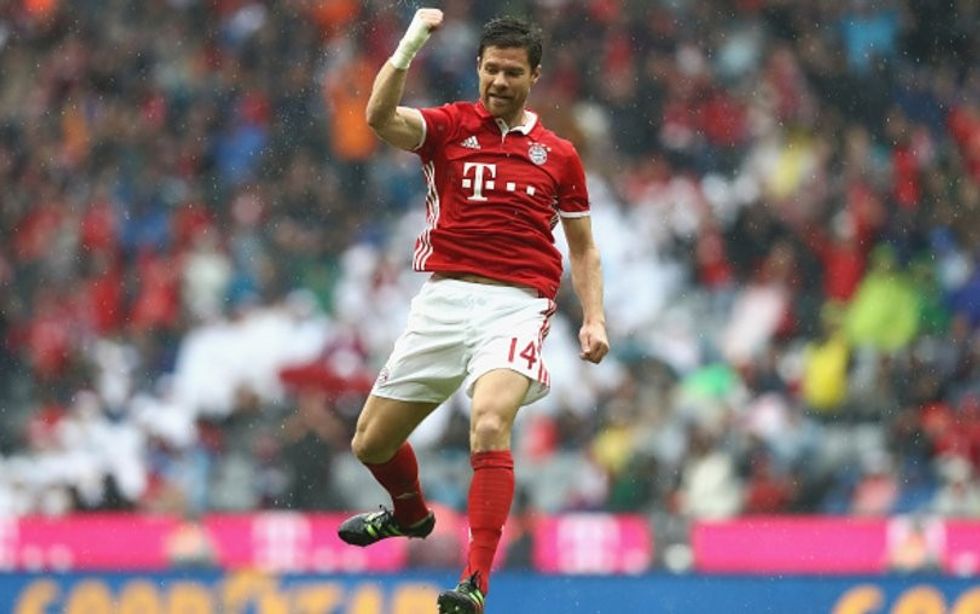 Xabi Alonso duke festuar golin.