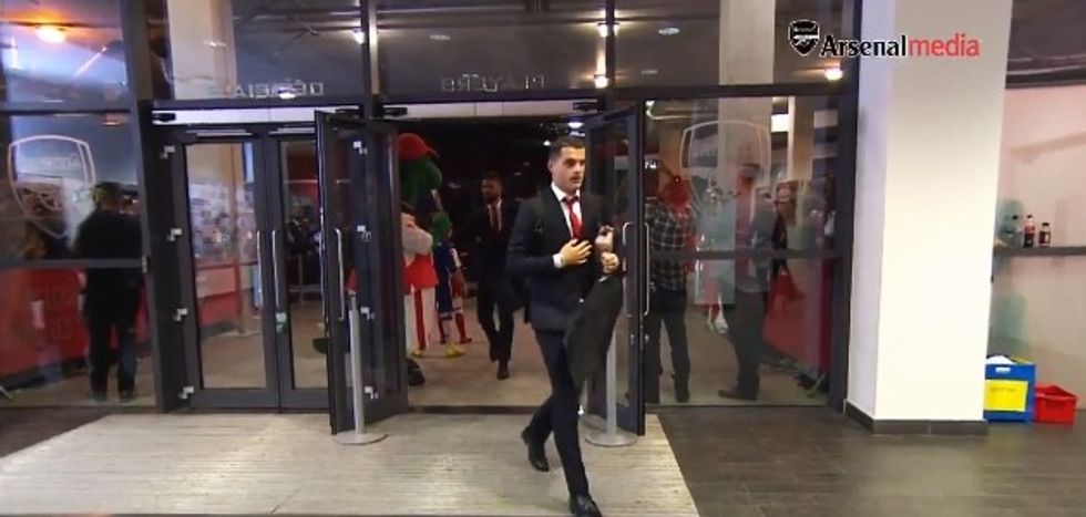 Xhaka shkëlqen në kostumin elegant të skuadrës, nuk është kot një nga më të adhuruarit nga tifozet e Topçinjve.