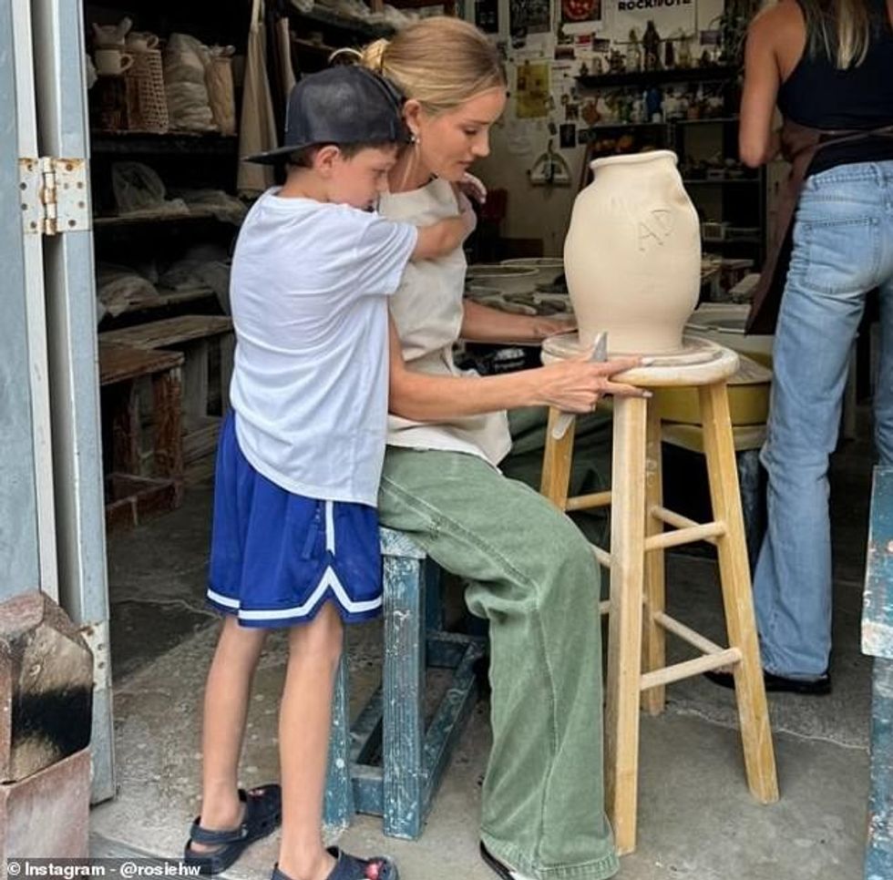 Xheku, i veshur me një bluzë dhe pantallona të shkurtra basketbolli, përqafoi ëmbël nënën e tij nga pas ndërsa ajo skaliti në një foto të adhurueshme