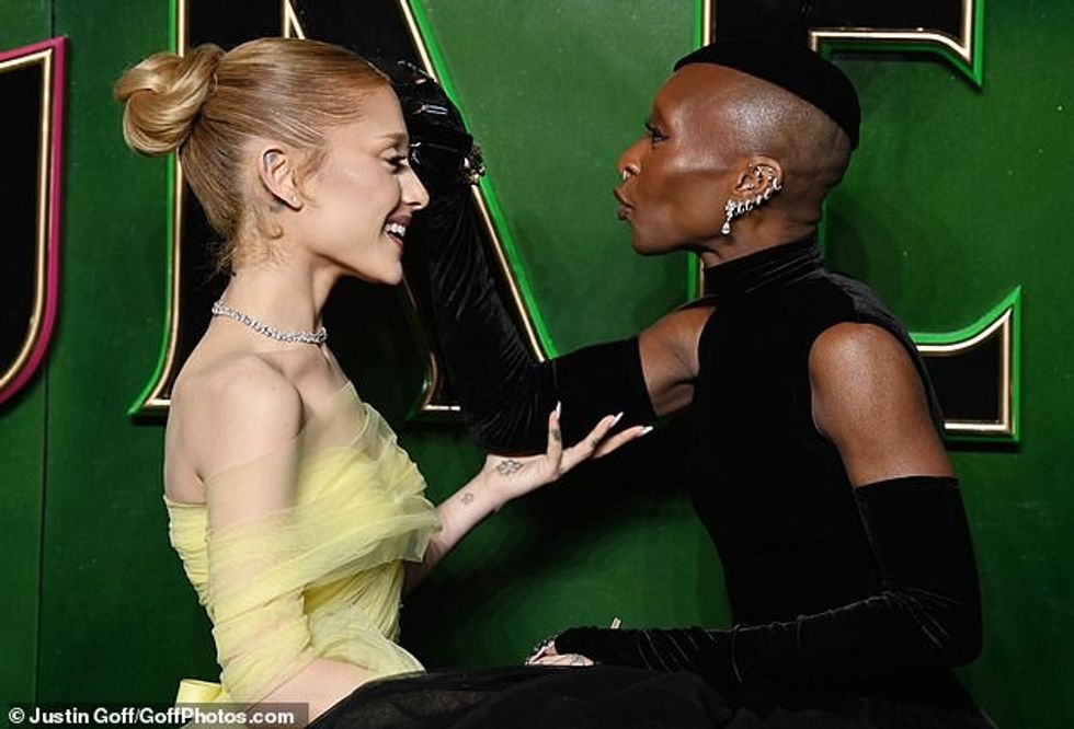 Yjet e filmit të ardhshëm muzikor, i cili do të shfaqet premierë në kinematë në mbarë botën më 22 nëntor, kanalizuan personazhet e tyre përkatësisht Glinda dhe Elphaba me pamjen e tyre në tapetin e kuq.