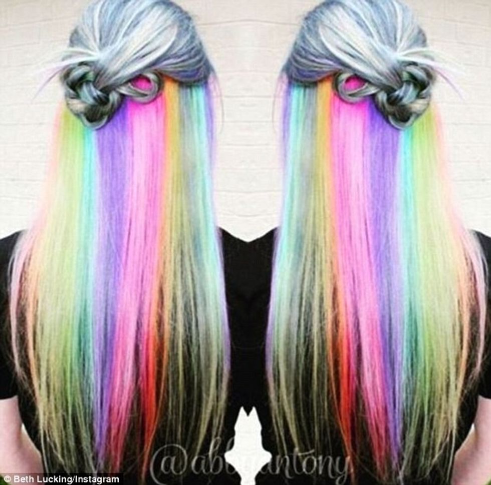 Ylberi i fshehur eshte trendi i fundit i flokeve ne rrjetet sociale foto 3