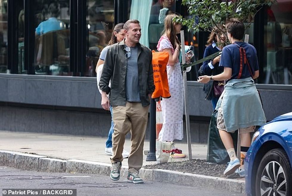 Ylli i Argo kishte veshur një buton poshtë, bluzë, pantallona të gjera dhe trajnerë Nike