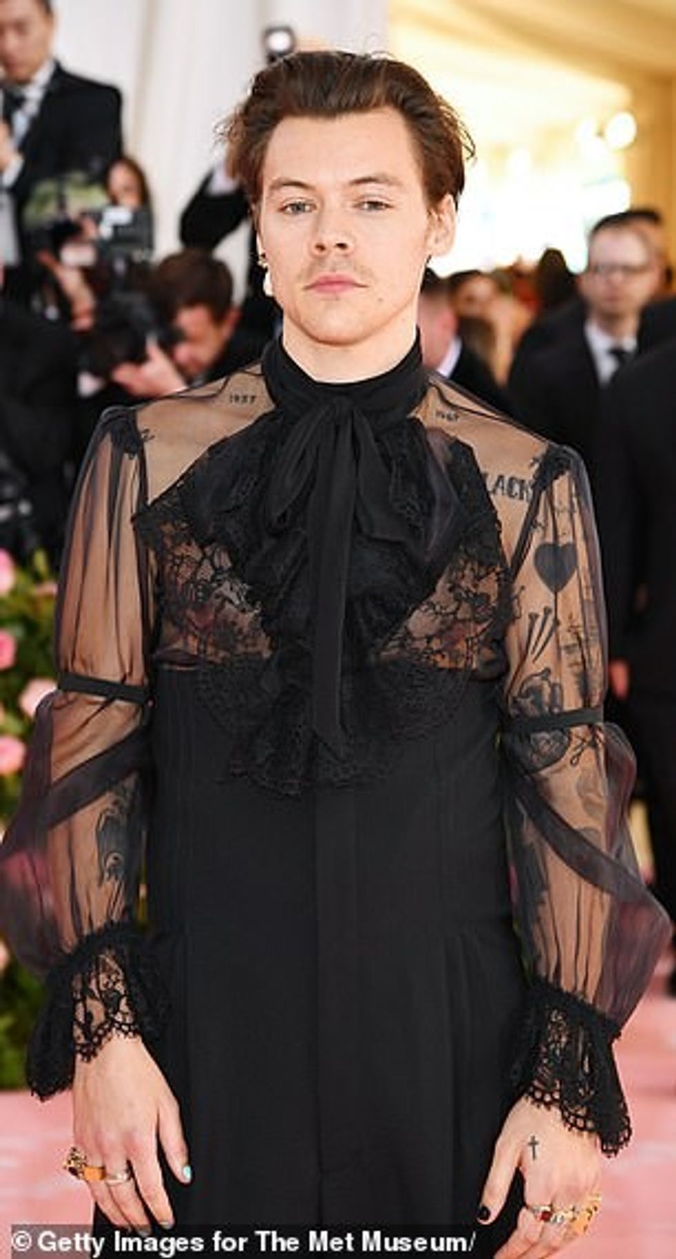 Ylli i Fight Club dukej se kishte marrë frymëzim nga pamja e Harry-t në Met Gala në vitin 2019, ku ai nxori të gjitha ndalesat në një ansambël dantelle të zezë gjysmë të tejdukshme, një vathë të varur me perla dhe taka.