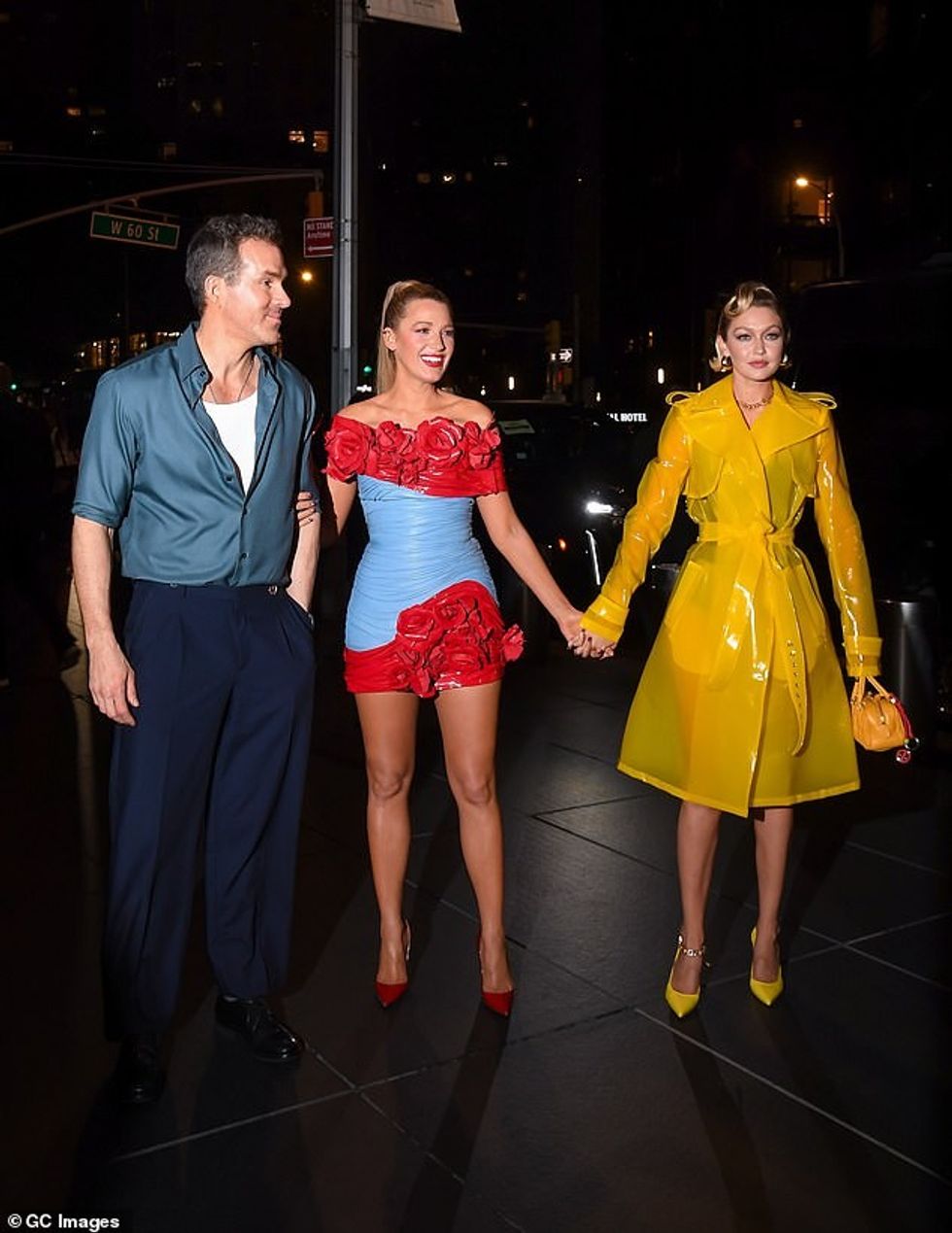 Ylli i Gossip Girl, 36 vjeç, mbërriti dorë për dore me supermodelen, 29 vjeç, ndërsa gjithashtu lidhi krahët me bashkëshortin e saj aktor Ryan, 47 vjeç, në bash.