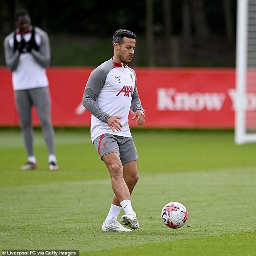 Ylli i Liverpoolit, Thiago Alcantara raportohet se është në listën e ngushtë të mesfushorëve të Barcelonës me pesë lojtarë.